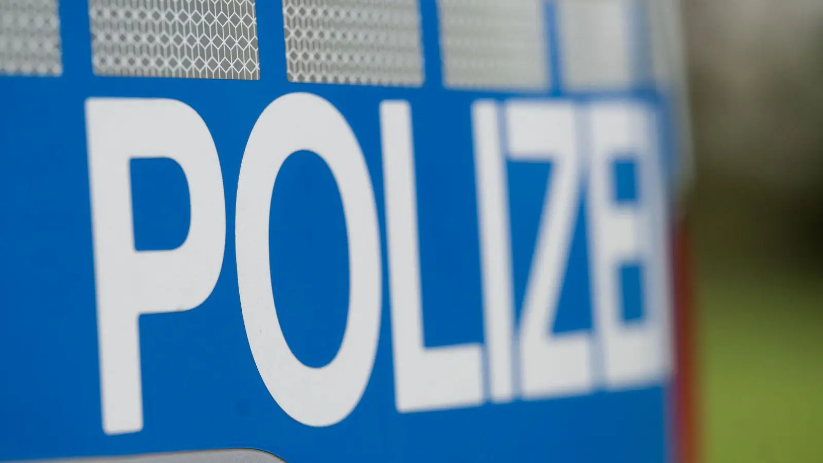 Ein Einsatzfahrzeug der Polizei. (Foto: Marijan Murat/dpa/Symbolbild)