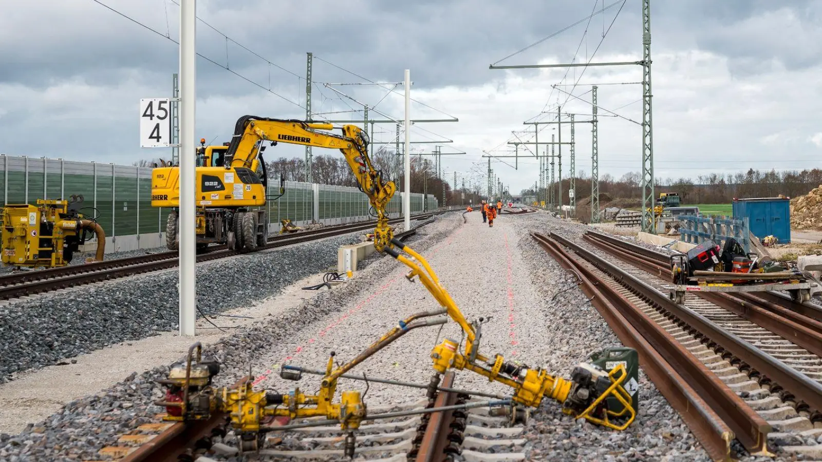 Gleisarbeiten am Bahnhof an der Bahnbaustelle der ICE-Strecke zwischen Nürnberg und Bamberg. (Foto: Daniel Vogl/dpa/Archivbild)