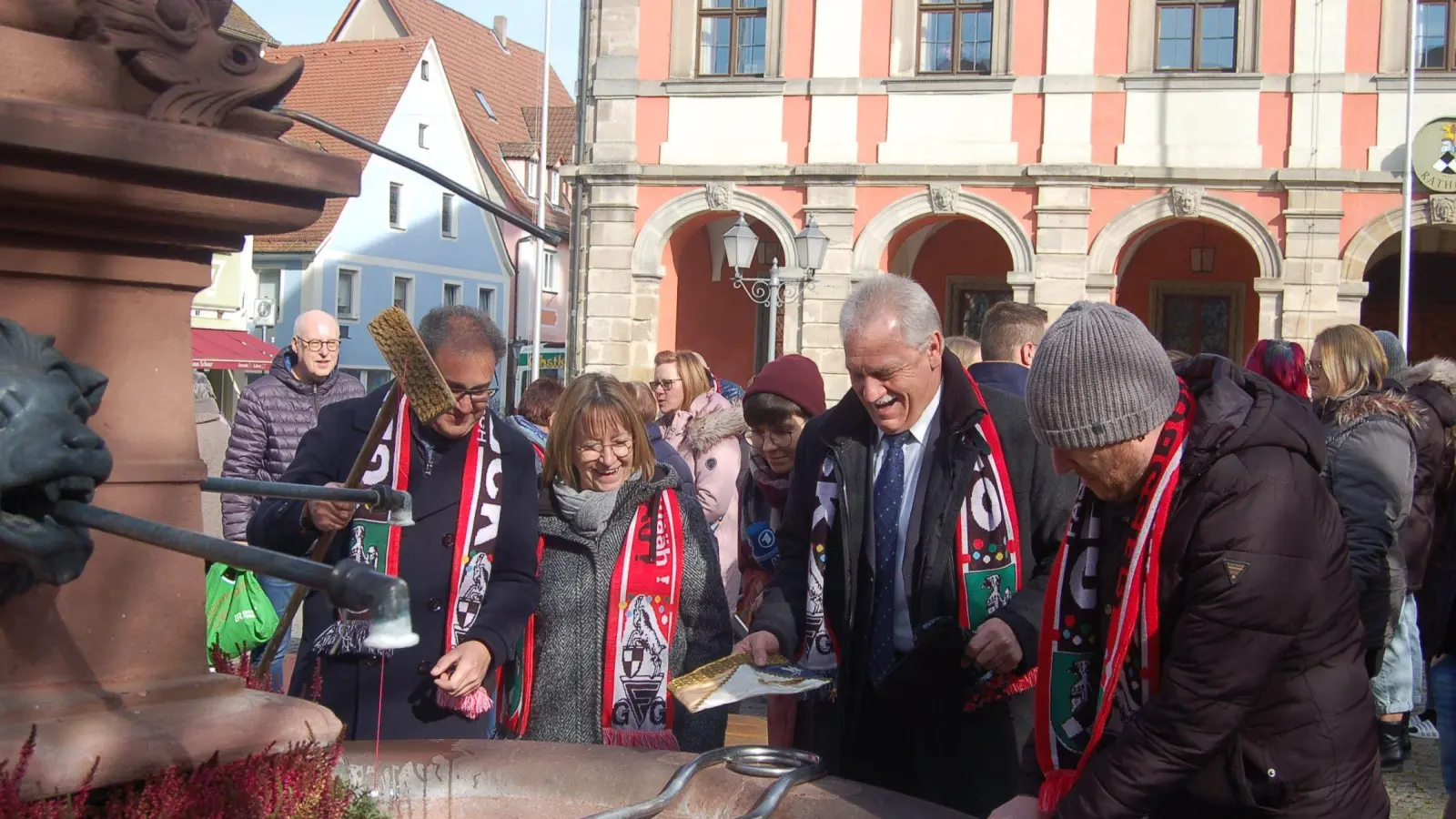 Die Fastnachtsgesellschaft „Geißbock“ hält die Neustädter Tradition der Geldbeutelwäsche aufrecht. Immer am Aschermittwoch ist pünktlich um 12 Uhr „Schluss mit lustig“. (Foto: Christa Frühwald)