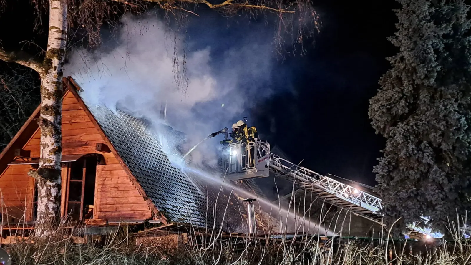 Im Dach eines Wohnhauses in Langenloh brach das Feuer aus.. (Foto: Alexander Biernoth)