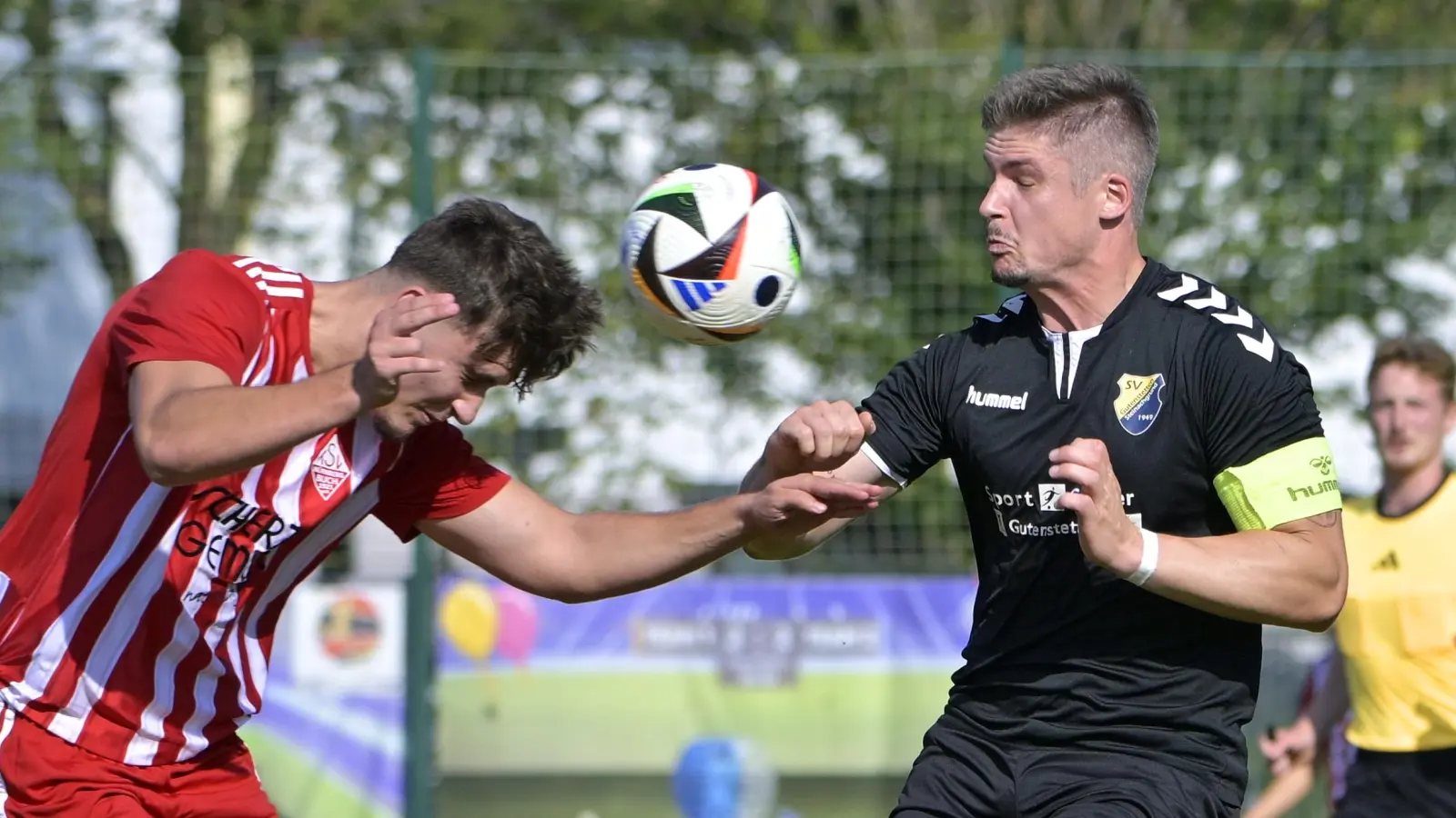 Dustin Lunz (rechts, hier gegen den Bucher Albion Januzi) führt die Torschützenliste der Landesliga Nordost an. (Foto: Martin Rügner)