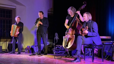 Quadro Nuevo mit dem Dinkelsbühler Gitarristen Philipp Schiepek (rechts) sorgten im Schrannenfestsaal Dinkelsbühl für Glücksmomente. (Foto: Martina Haas)