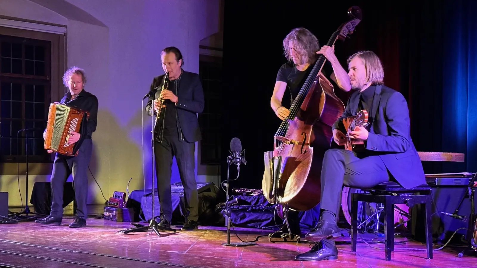 Quadro Nuevo mit dem Dinkelsbühler Gitarristen Philipp Schiepek (rechts) sorgten im Schrannenfestsaal Dinkelsbühl für Glücksmomente. (Foto: Martina Haas)