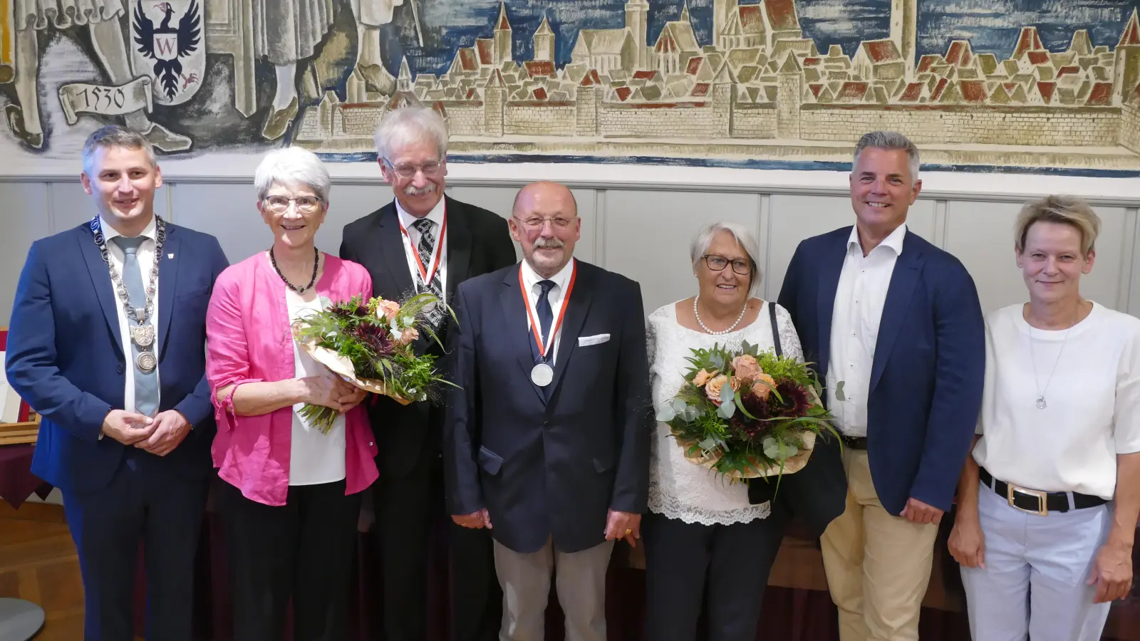 Bürgermeister Philipp Flierl (links) und seine Stellvertreter Johannes Gerhäuser (Zweiter von rechts) und Alexandra Horst (rechts) mit den Trägern der Bürgermedaillen Dr. Wolfgang Stadler (Dritter von links) und Rainer Volkert (Vierter von links) sowie deren Ehefrauen. (Foto: Helmut Meixner)