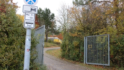 Einer der Eingänge zum Gymnasium. Der Schulleiter hat sich jetzt ausführlich zu den jahrelangen Grenzüberschreitungen durch einen Hausmeister geäußert. (Foto: Clarissa Kleinschrot)