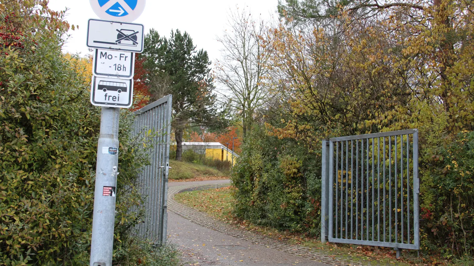 Einer der Eingänge zum Gymnasium. Der Schulleiter hat sich jetzt ausführlich zu den jahrelangen Grenzüberschreitungen durch einen Hausmeister geäußert. (Foto: Clarissa Kleinschrot)