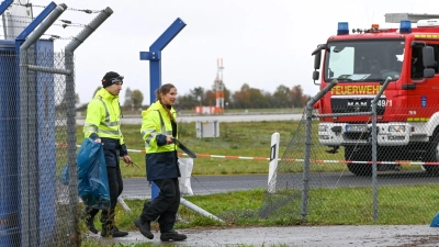 Zwei Männer sollen bei einer Fahrübung die Kontrolle über ihr Auto verloren haben. (Foto: Heiko Rebsch/dpa)