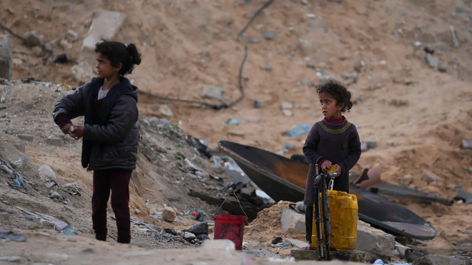 Israel könnte Berichten zufolge auch die Wasserversorgung kappen. (Archivbild)  (Foto: Jehad Alshrafi/AP/dpa)