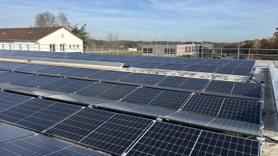 Auf städtischen Gebäuden, wie hier am Dach der Stadtwerke, sind bereits PV-Anlagen installiert. Weitere sollen noch hinzukommen. (Foto: Florian Pöhlmann)