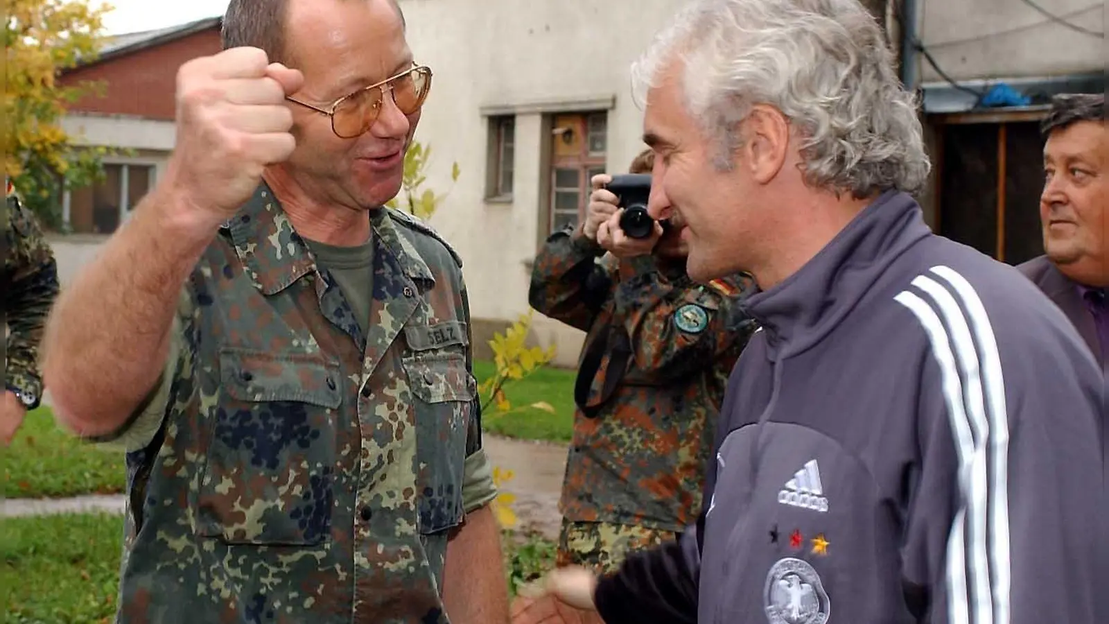 DFB-Teamchef Rudi Völler (r) wird beim Besuch bei den deutschen Soldaten der SFOR-Truppe im Feldlager Raijlovac in Sarajevo von Oberst Gerhard Stelz begrüßt. (Foto: Achim Scheidemann/dpa)