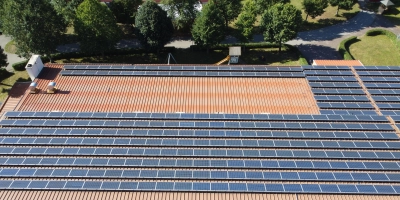 Sehr zufrieden sind die Vorstände der Bürger Energie Dietenhofen eG mit dem Ertrag ihrer Photovoltaikanlagen auf den Dächern der Schulen, der Ballsporthalle (Bild), der Feuerwehr und des Bauhofs: Ende September wurde die 5.000.000. Kilowattstunde eingespeist.  (Foto: Yvonne Neckermann)