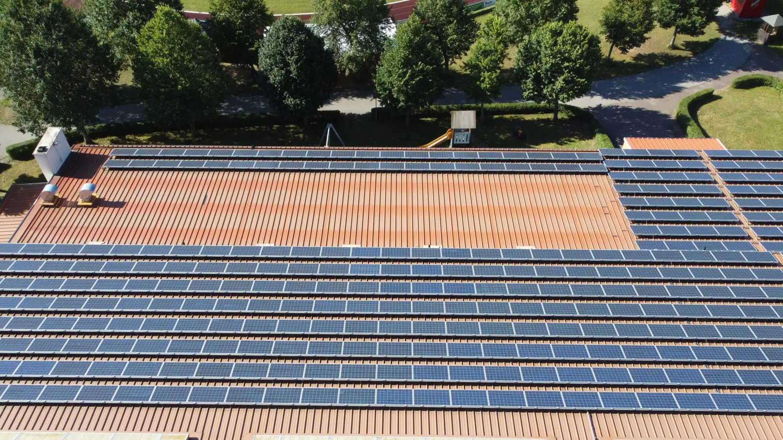 Sehr zufrieden sind die Vorstände der Bürger Energie Dietenhofen eG mit dem Ertrag ihrer Photovoltaikanlagen auf den Dächern der Schulen, der Ballsporthalle (Bild), der Feuerwehr und des Bauhofs: Ende September wurde die 5.000.000. Kilowattstunde eingespeist.  (Foto: Yvonne Neckermann)