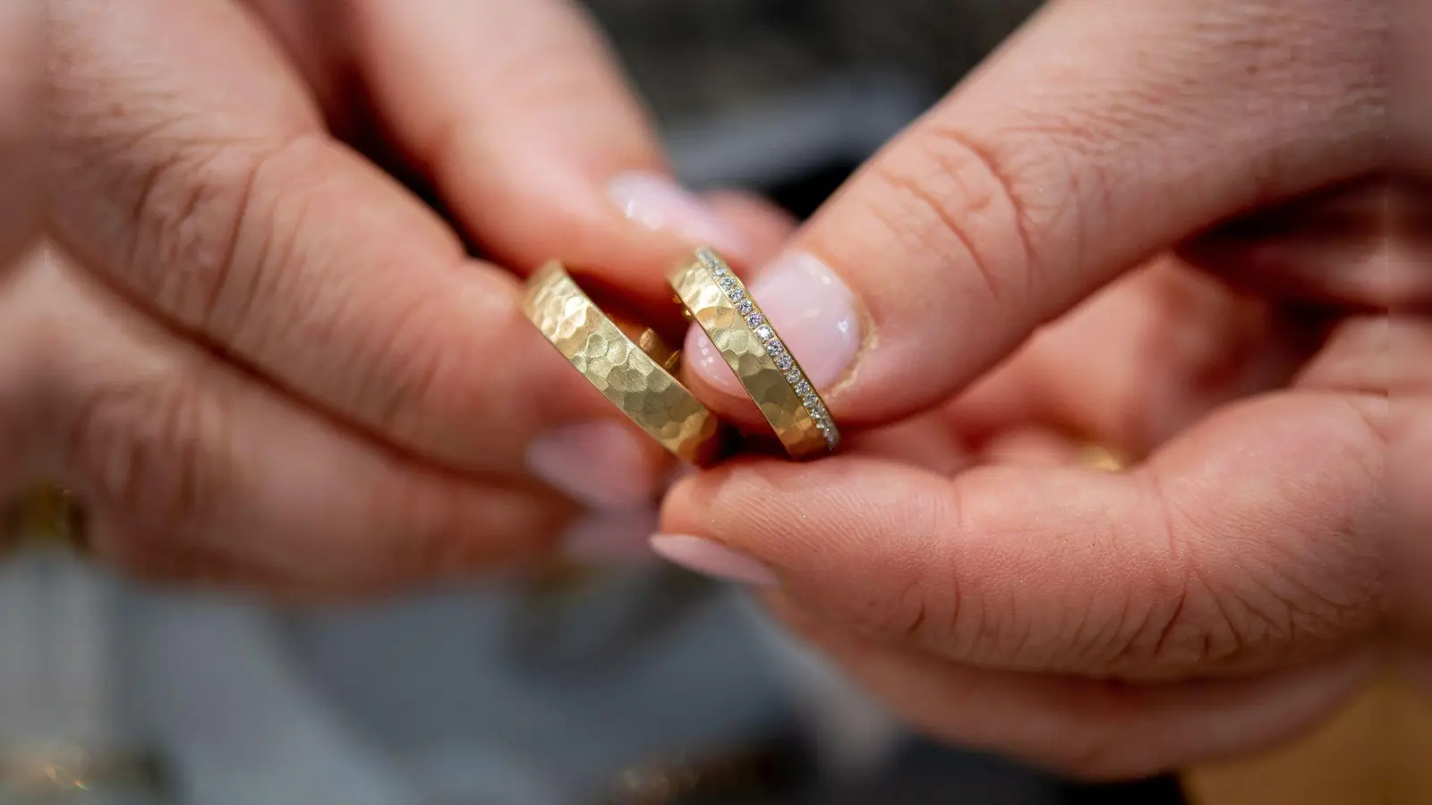 Fast wäre eine Hochzeit in Unterfranken gescheitert, weil der Standesbeamte im Schnee feststeckte. Doch es kam Hilfe. (Symbolbild) (Foto: Hauke-Christian Dittrich/dpa)