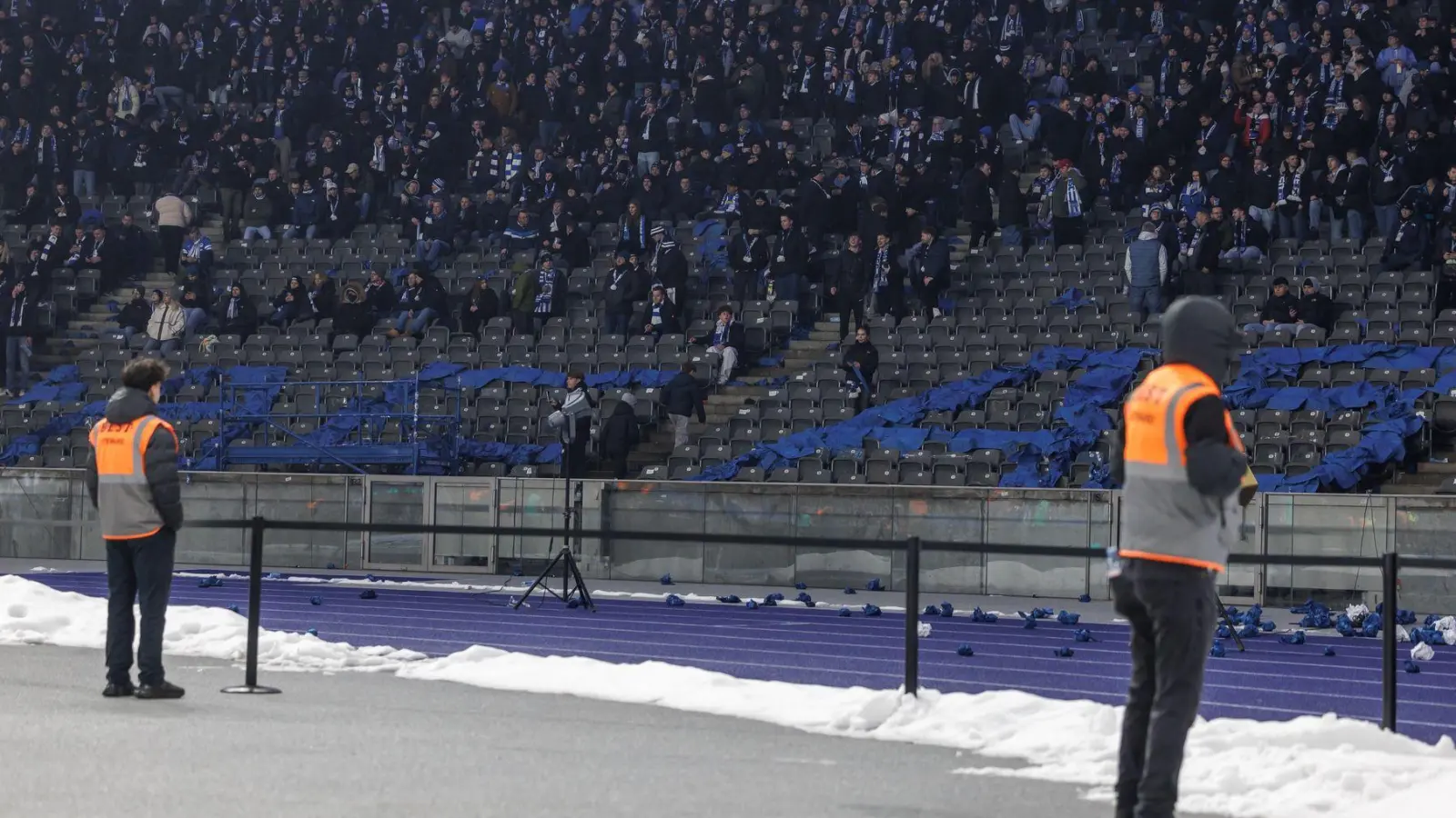 Protest der Hertha-Fans im Olympiastadion.  (Foto: Andreas Gora/dpa)