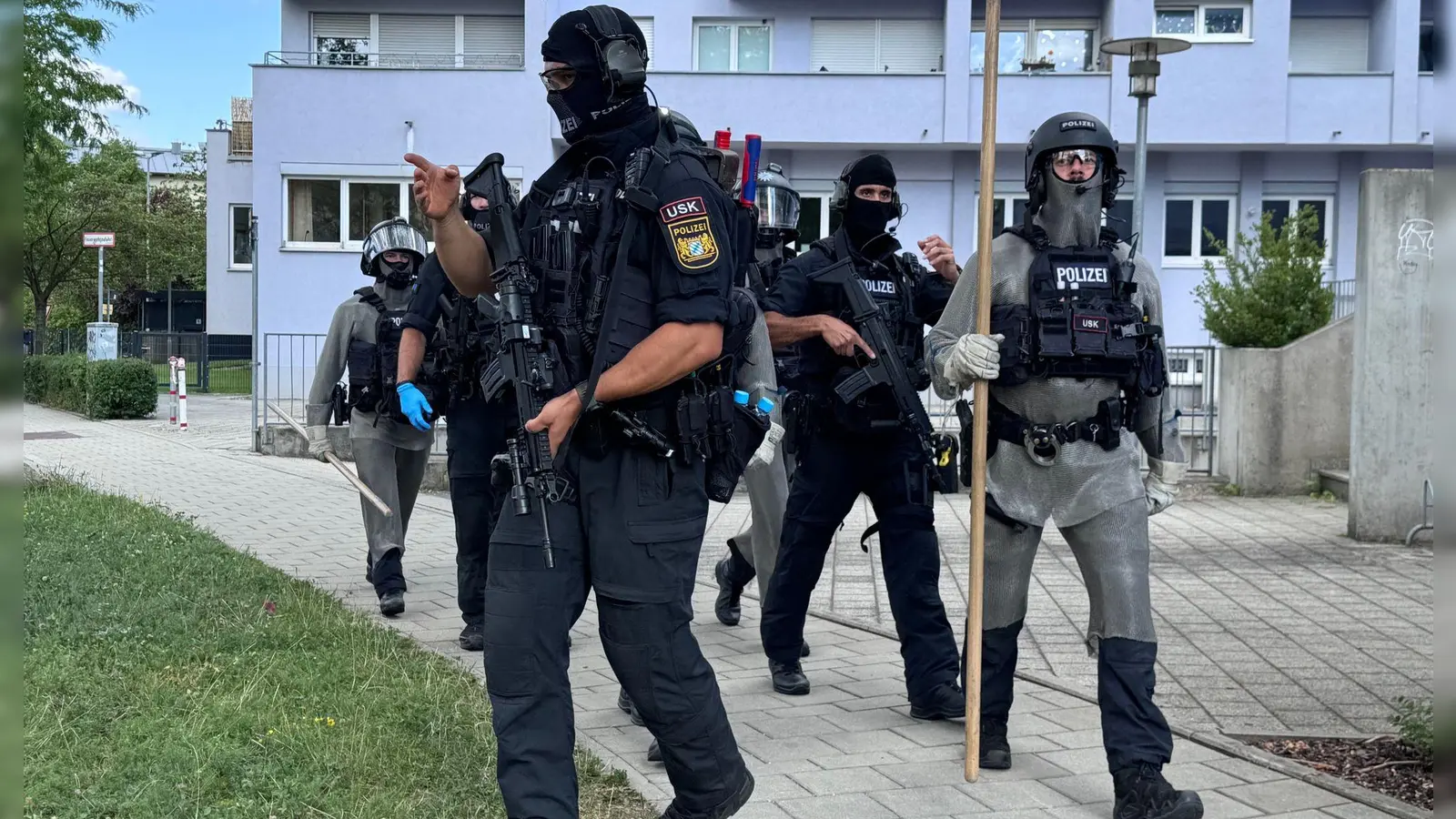 Die Polizei ist mit vielen Kräften vor Ort.  (Foto: -/RGB Medienwerkstatt/dpa)