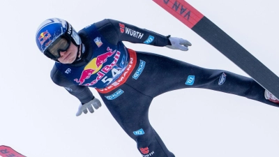 Andreas Wellinger liegt zur Halbzeit der Skiflug-WM am Kulm auf Platz vier. (Foto: Georg Hochmuth/APA/dpa)