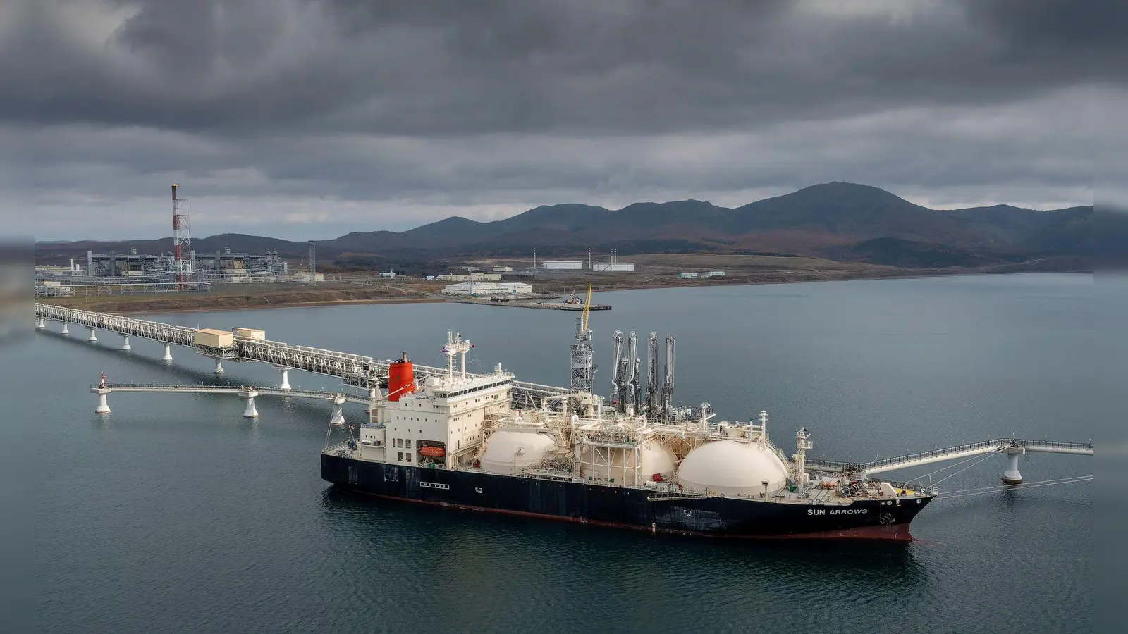 Unternehmen aus der EU importieren noch immer russisches LNG im Milliardenwert. (Archivbild) (Foto: Uncredited/AP/dpa)