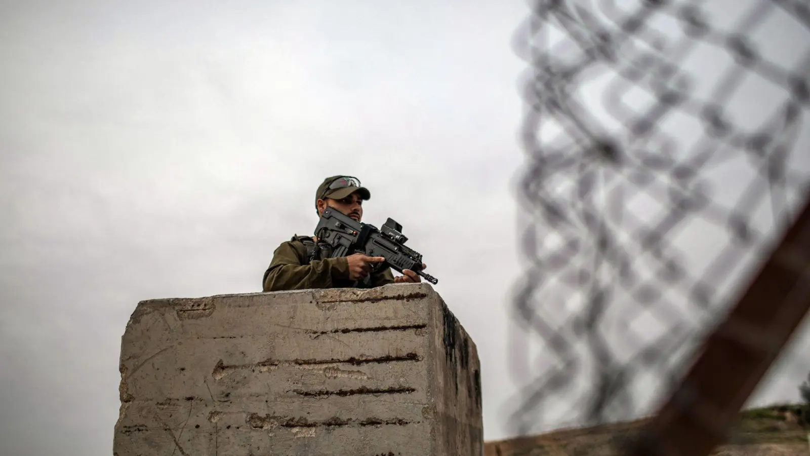 Ein bewaffneter israelischer Soldat hält auf seinem Posten in Hebron Wache. (Foto: Ilia Yefimovich/dpa)