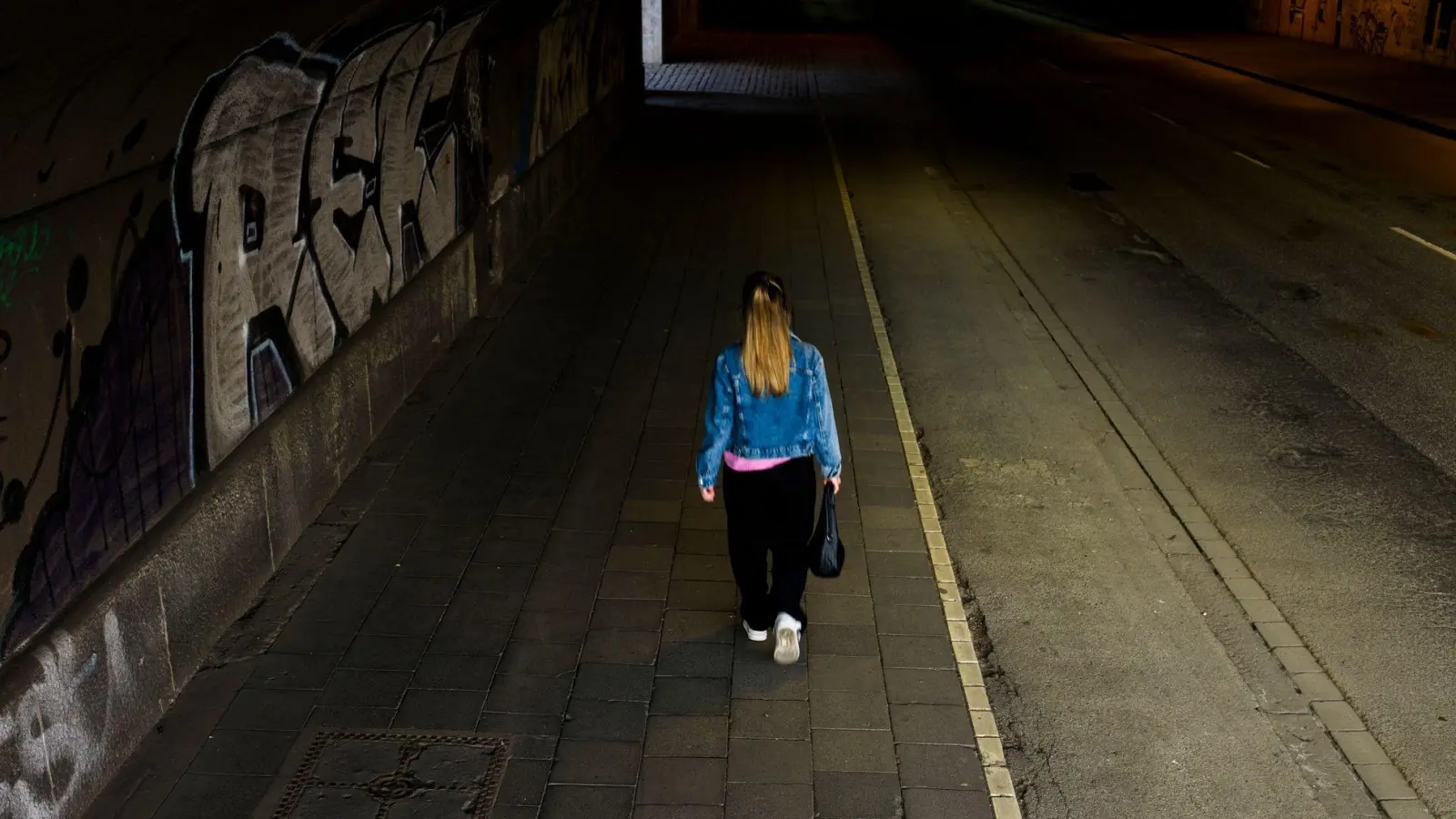 Die Polizei gibt präventive Verhaltenstipps, mit denen sich Menschen, die nachts unterwegs sind, besser schützen können. (Foto: Christoph Reichwein/dpa)