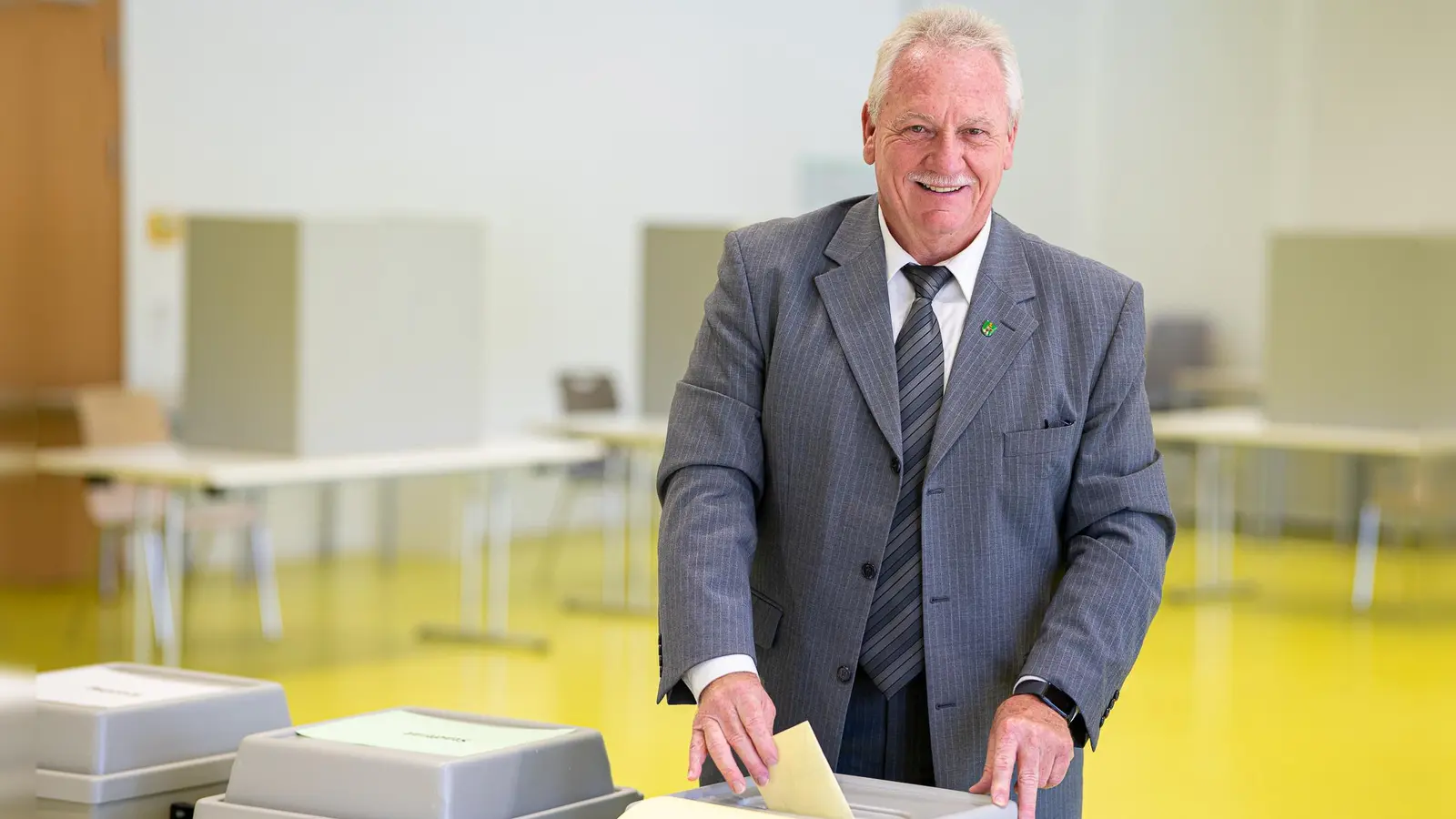 Gelassen wie lange nicht mehr verfolgt der Neustädter Bürgernmeister Klaus Meier die Wahl. Nach 18 Jahren im Amt kandidiert er nicht mehr.  (Foto: Mirko Fryska)