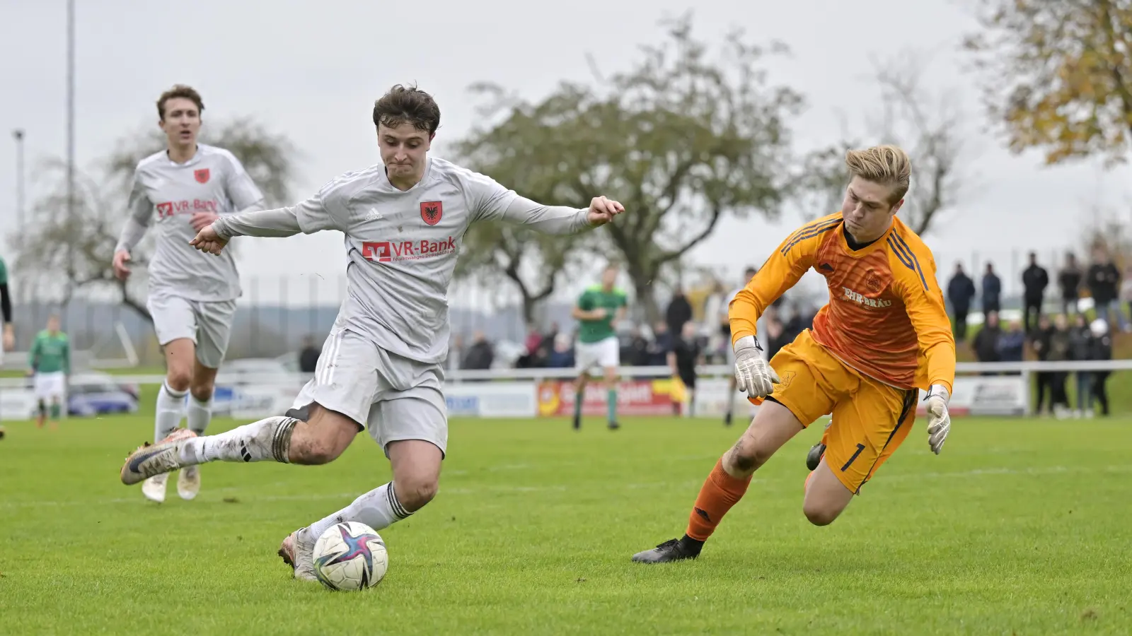 Oscar Ladenburger (links) machte gegen den Feuchtwanger Torwart Jens Lindörfer in den letzten Spielminuten noch das halbe Dutzend für seinen SC Aufkirchen voll. (Foto: Martin Rügner)