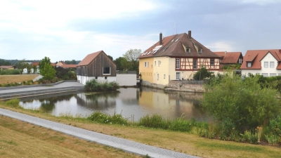 Im Zuge der Gartenschau 2019 wurde die Wörnitz ein Stück stadtauswärts verlegt und ein Hochwasserschutzdeich gebaut. Dessen Verlauf markiert der Fußweg im Bild. Der Flussverlauf selbst befindet sich heute links des Deiches und ist auf dem Foto nicht mehr zu sehen. Vom Gewässer geblieben ist nur der Mühlweiher (Bildmitte).  (Foto: Peter Tippl)