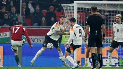 Die entscheidende Szene in der Nachspielzeit: Das Handspiel von Robin Koch (M.) (Foto: Christian Charisius/dpa)