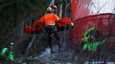 Der Franzose Cyprien Sarrazin wurde nach seinem Trainingssturz mit dem Hubschrauber abtransportiert. (Foto: Alessandro Trovati/AP/dpa)