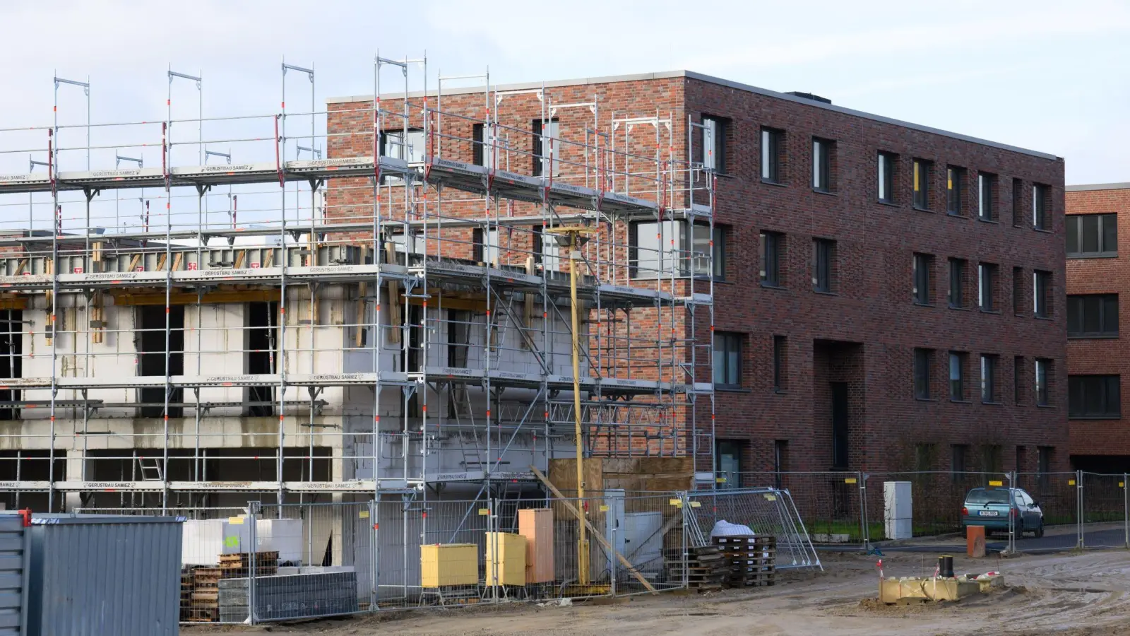 Jedes zehnte Wohnungsbauunternehmen meldet laut  Ifo-Institut Finanzierungsschwierigkeiten. (Foto: Julian Stratenschulte/dpa)