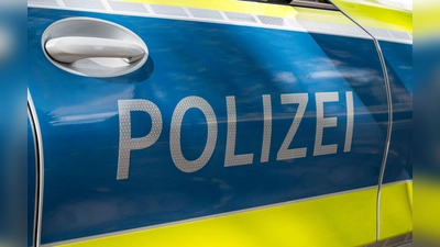 Polizei und Feuerwehr sind wegen eines verdächtigen Gegenstands in einer Spedition in Neu-Ulm im Einsatz. (Symbolbild) (Foto: Daniel Vogl/dpa)