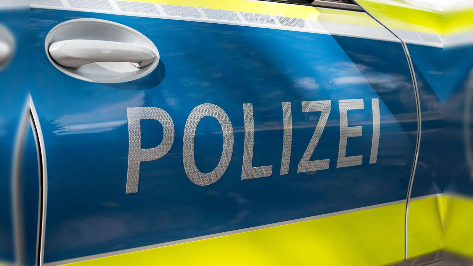 Polizei und Feuerwehr sind wegen eines verdächtigen Gegenstands in einer Spedition in Neu-Ulm im Einsatz. (Symbolbild) (Foto: Daniel Vogl/dpa)