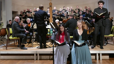 Boten eine großartige Aufführung in der Dinkelsbühler St.-Pauls-Kirche: Chor und Orchester unter der Leitung von Julian Hauptmann sowie die Solisten (von links) Jana Daubner, Isabel Grübel und Adnan Barami. (Foto: Roman Kocholl)