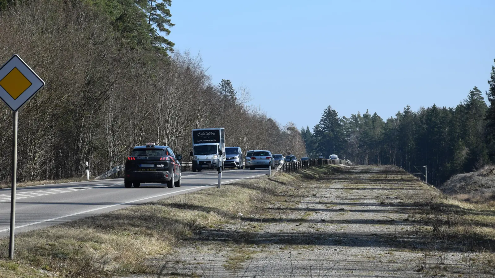 Damit Radler nicht die stark befahrene Bundesstraße 14 benutzen müssen, soll ein Radweg in Richtung Heilsbronn gebaut werden. (Foto: Florian Schwab)