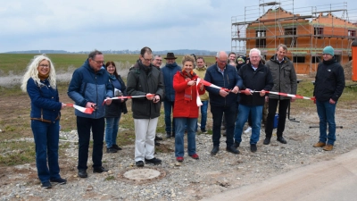 Mit dem Durchtrennen eines symbolischen Bands wurde das Neubaugebiet in Heuberg eröffnet. (Foto: Werner Wenk)