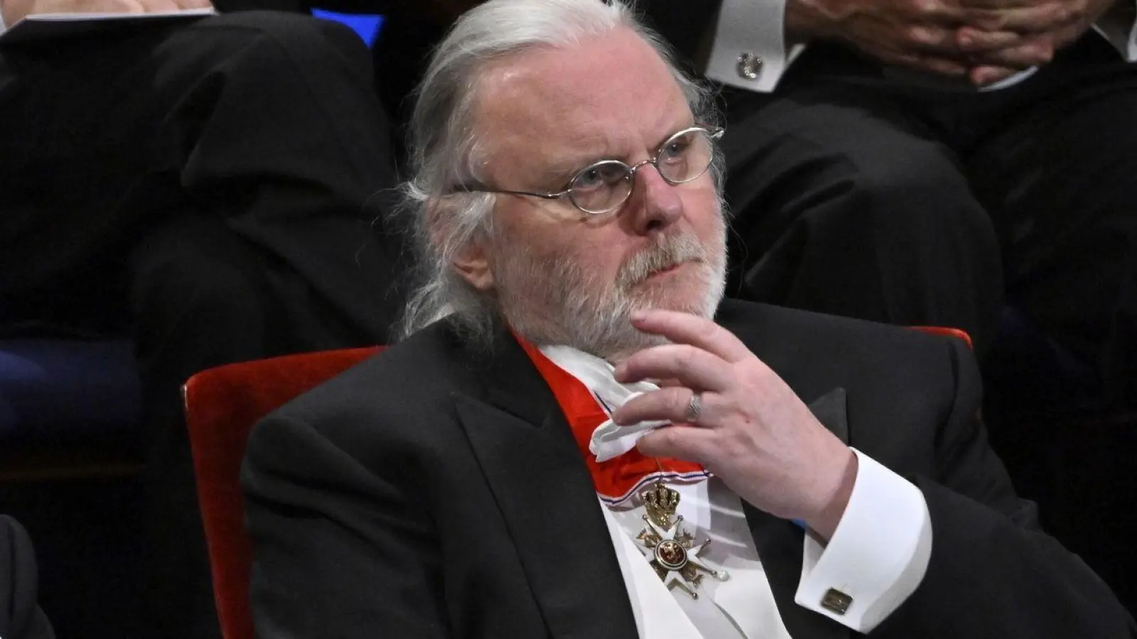 Jon Fosse bei der Nobelpreisverleihung in Stockholm. (Foto: Claudio Bresciani/TT News Agency/AP/dpa)