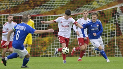 Paul Beil (am Ball, hier im Spiel gegen Burgebrach) fehlt dem TSC Neuendettelsau. (Foto: Martin Rügner)