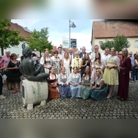 Die Ehrengäste der Ipsheimer Gastgeber stellten sich im Kreise der Weinhoheiten zum Erinnerungsfoto.  (Foto: Helmut Meixner)