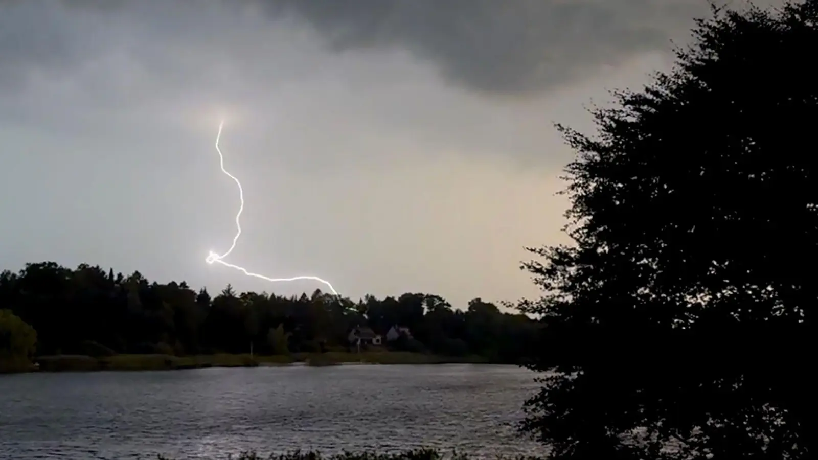 Die Gefahr von Unwettern besteht auch heute, unter anderem im Süden und im Nordwesten.  (Foto: Daniel Bockwoldt/dpa)