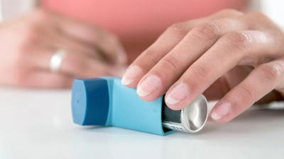 Etagenwechsel: Wer seine Heuschnupfen-Symptome nicht behandelt, riskiert, dass sich eines Tages ein allergisches Asthma entwickelt.  (Foto: Christin Klose/dpa-tmn)