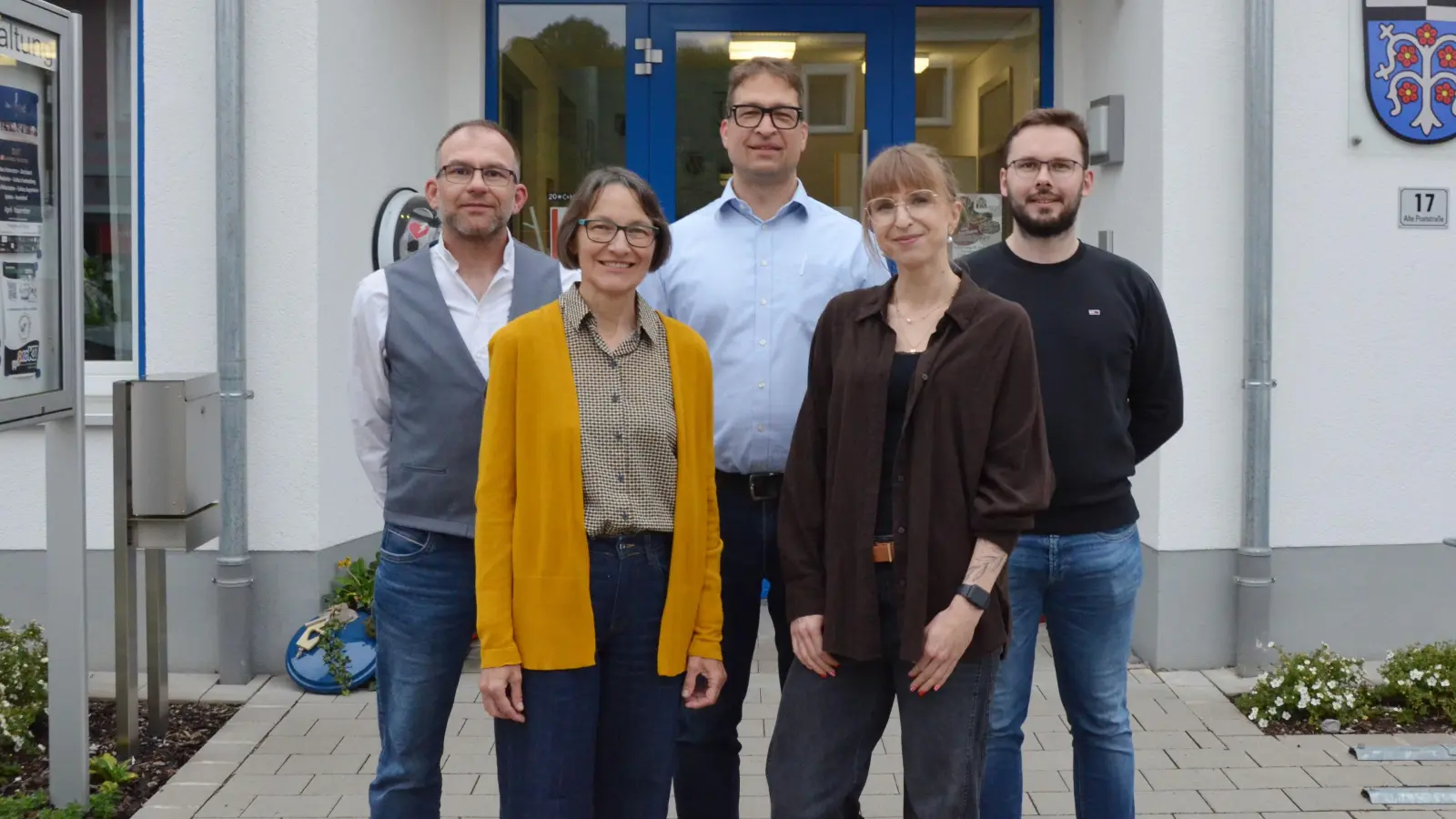 Konstituierende Gemeinderatssitzung in Bruckberg: Vereidigt wurden die neuen Gremiumsmitglieder (von links) Georg Carl, Maria Hetzel, Christian Eitmann, Johanna Zauner und Markus Kreutzberger. (Foto: Yvonne Neckermann)