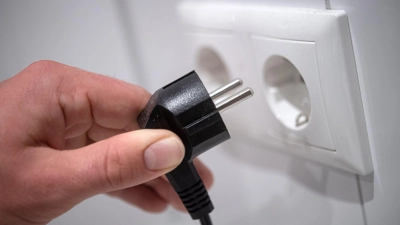 In Buchheim müssen einige Haushalte derzeit ohne Strom auskommen. Grund dafür ist ein Unfall. (Symbolbild: Sina Schuldt/dpa)