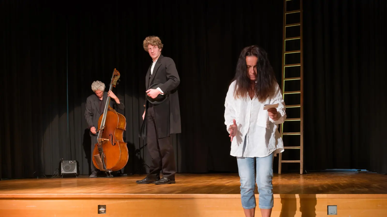 Trotz des Minimalismus hat das Bühnenwerk eine große Wucht: eine Szene mit Georg Bomhard am Kontrabass, dem Schauspieler Heiner Bomhard und der Tänzerin Heike Eichenseher. (Foto: Martin Stumpf)