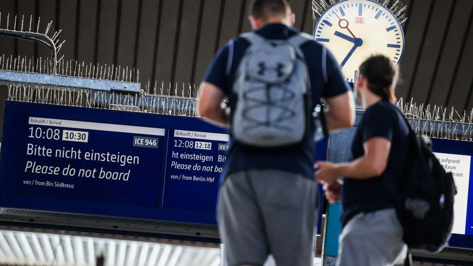 Es ist unklar, wann die Strecke wieder freigegeben wird. (Foto: Christoph Reichwein/dpa)
