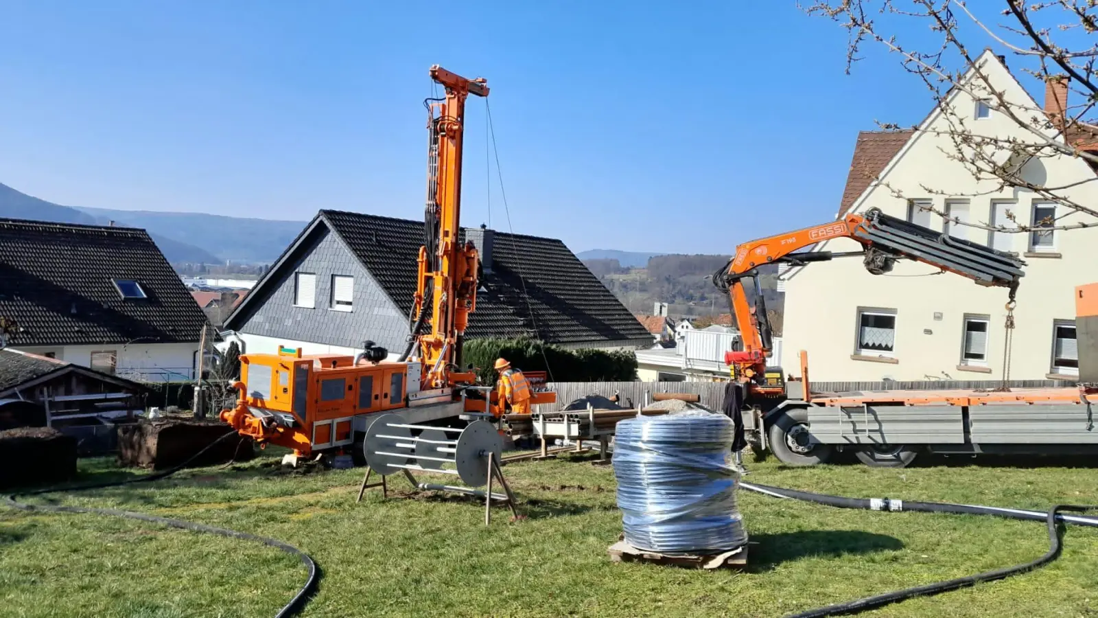 Wer für eine Wärmepumpe die Energie aus der Tiefe nutzen möchte, muss zum Beispiel eine Erdsonde installieren. Voraussetzung sind entsprechende Bohrarbeiten, in der Regel im ans Haus angrenzenden Garten. (Foto: Stefan Schneider)