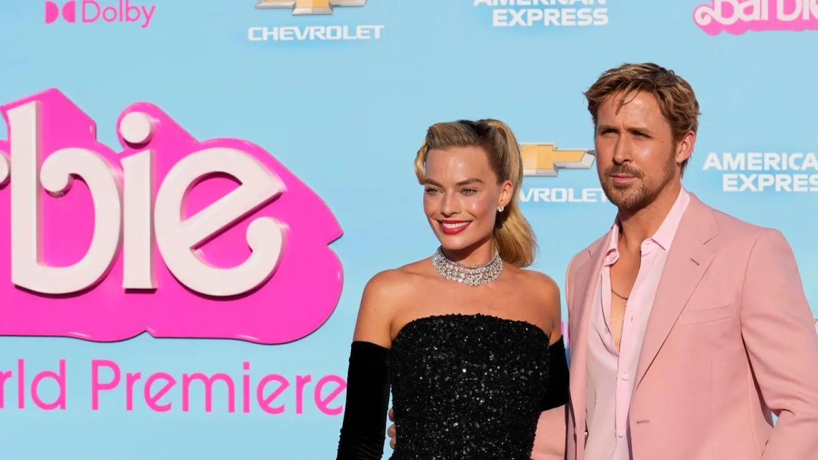 Margot Robbie und Ryan Gosling bei der Premiere von „Barbie“ im Shrine Auditorium in Los Angeles. (Foto: Chris Pizzello/Invision/AP/dpa)