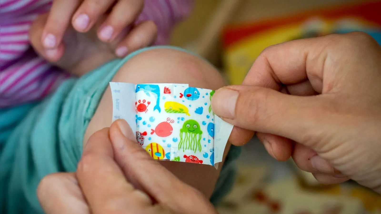Gut behandelbar: Moderne Therapien mit Injektionen des fehlenden Gerinnungsfaktors ermöglichen Kindern mit Hämophilie ein nahezu normales Leben. (Foto: Hendrik Schmidt/dpa/dpa-tmn)