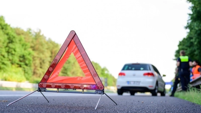 Raus aus der Gefahrenzone: Nach einem Unfall oder einer Panne bringen sich Betroffene möglichst schnell aber umsichtig in Sicherheit. (Foto: Philipp Schulze/dpa/dpa-tmn)