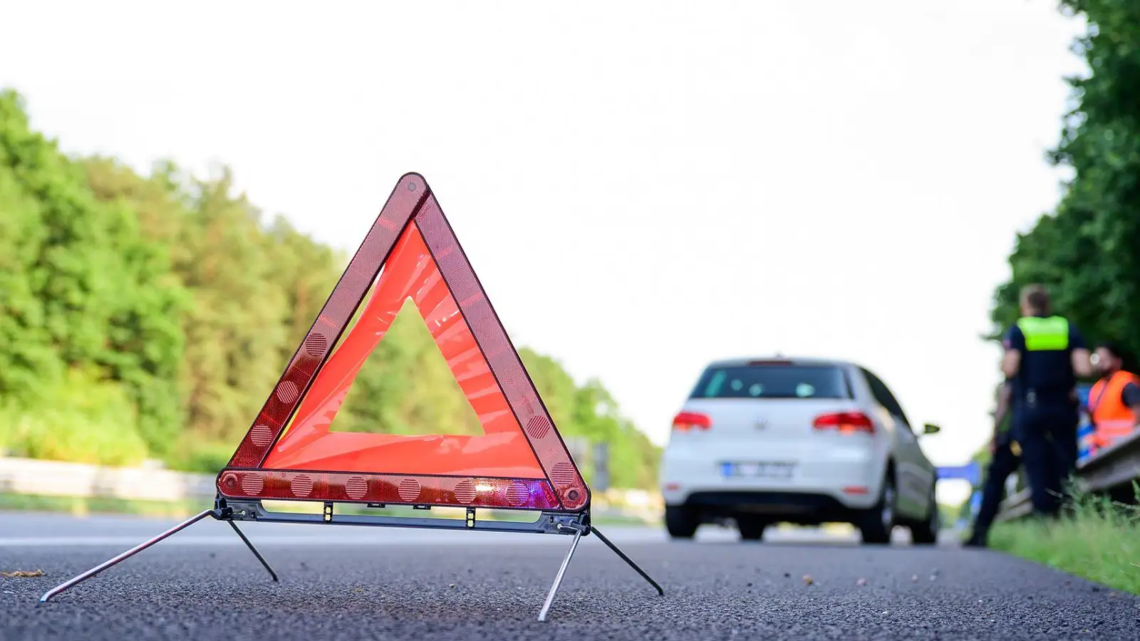 Raus aus der Gefahrenzone: Nach einem Unfall oder einer Panne bringen sich Betroffene möglichst schnell aber umsichtig in Sicherheit. (Foto: Philipp Schulze/dpa/dpa-tmn)