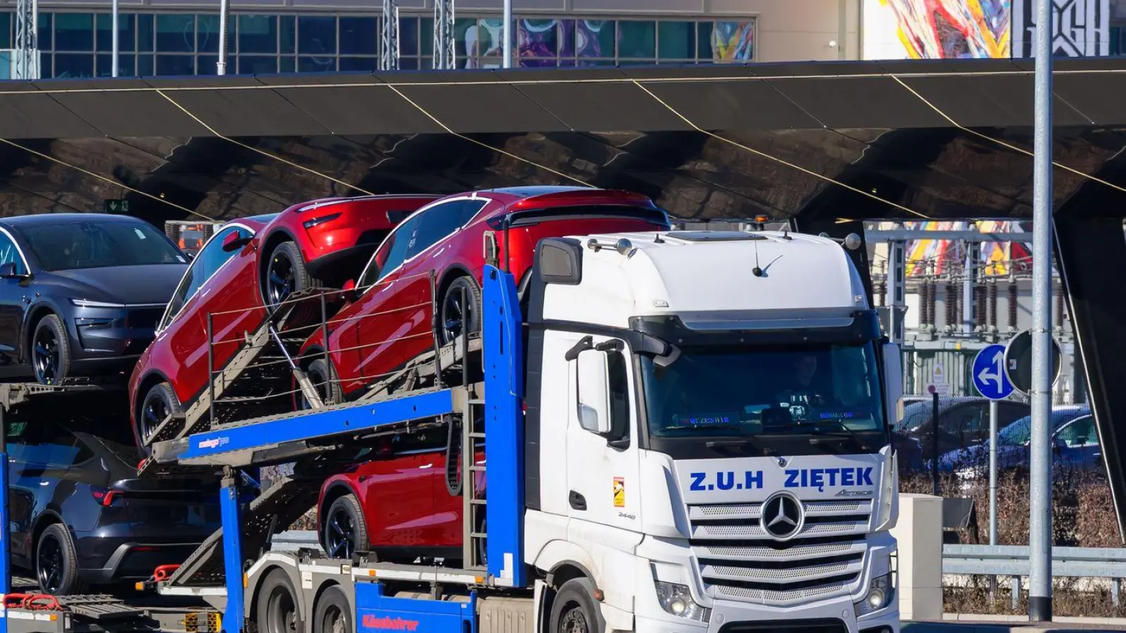 Die Nachfrage nach Teslas E-Autos hat im März in Deutschland wieder deutlich zugelegt. (Archivbild) (Foto: Patrick Pleul/dpa)