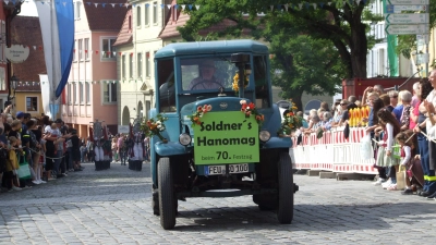 Führte den 70. Mooswiesen-Festzug an: der historische Hanomag-Bulldog, den Familie Soldner 2020 der Stadt geschenkt hat. (Foto: Jasmin Kiendl)